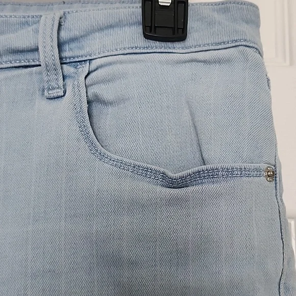 SIZE 16 OLD NAVY WOMAN'S DENIM SHORTS - Picture 3 of 9